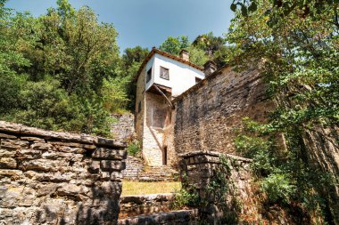Yunanistan 'ın Zagori kentindeki Voidomatis Nehri yakınlarındaki bir kayanın üzerine inşa edilen Bakire Yatağı' na adanmış Panagia Spilaiotissa Manastırı..