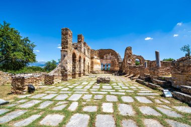 Agios Achilleios Bazilikası, Yunanistan 'ın Mikri Prespa Gölü' ndeki Agios Achilleios Adası 'ndaki 10.-11. yüzyıl Hıristiyan kilisesi..