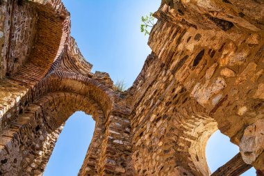 Yunanistan 'ın Mikri Prespa gölündeki Agios Achilleios Adası' ndaki Agios Achilleios Bazilikası 'nın 10.-11. yüzyıl kalıntıları antik Hıristiyan mimarisini sergiliyor..