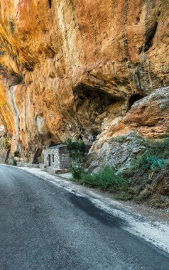 Aziz Michael Kilisesi, Yunanistan 'ın Nedousa yakınlarındaki dolambaçlı bir yol boyunca engebeli bir uçurumun kenarına kurulmuş ve doğal kaya manzarasına uyum sağlamıştır..