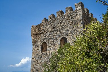 Yunanistan 'ın Messinia kentindeki taş Kapetanakis Kulesi' ne yakından bakarak, ülkenin tarihi mimarisi ve Akdeniz çevresini vurguluyor.