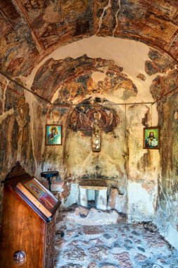 Yunanistan 'ın Sotirianika kentindeki Agia Kyriaki Kilisesi' nin freskli iç mekanında antik dini sanat eserleri, ikonlar ve kutsal bir atmosfer sergileniyor..