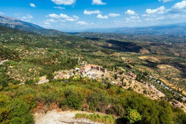 Yunanistan 'ın Mystras kentindeki Despots Sarayı' nın çarpıcı hava manzarası, antik harabeler ve yemyeşil alanlarla çevrili..