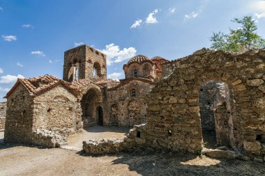 Yunanistan 'ın Mystras kentindeki Bizans Agia Kilisesi antik kalıntıların arasında karmaşık mimari, kubbeler ve tarihsel önemi sergiliyor..