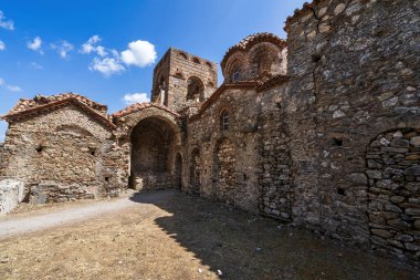 Yunanistan 'ın Mystras kentindeki Bizans Agia Kilisesi antik kalıntıların arasında karmaşık mimari, kubbeler ve tarihsel önemi sergiliyor..