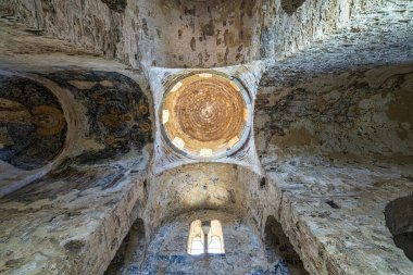 Yunanistan 'ın Mystras kentindeki Bizans Agia Kilisesi' nin içindeki karmaşık kubbenin ve solmuş fresklerin görüntüsü.