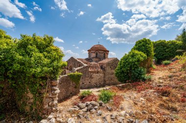 Yunanistan 'ın Mystras kentindeki antik Aziz Niklas Kilisesi, yemyeşil, taş kalıntıları ve sakin bir kırsal alan ile çevrili..