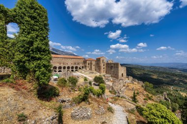 Yunanistan 'ın Mystras kentindeki ihtişamlı Despots Sarayı' nda Bizans mimarisi ve çevre vadiden çarpıcı manzaralar yer alıyor..