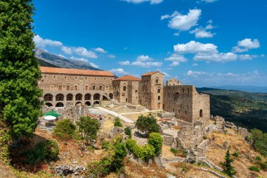 Yunanistan 'ın Mystras kentindeki ihtişamlı Despots Sarayı' nda Bizans mimarisi ve çevre vadiden çarpıcı manzaralar yer alıyor..