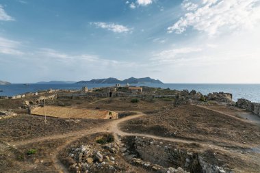 Arka planda Methoni Kalesi, Agios Nikolaos Kilisesi ve Sapientza Adası 'nın bulunduğu panoramik bir manzara..