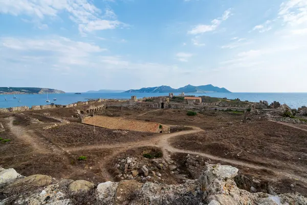 Arka planda Methoni Kalesi, Agios Nikolaos Kilisesi ve Sapientza Adası 'nın bulunduğu panoramik bir manzara..