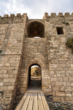 Taştan kemer yolu ve Methoni Kalesi 'nin içindeki ahşap köprünün detaylı bir görüntüsü. Tarihi iç kısımlarına açılıyor..