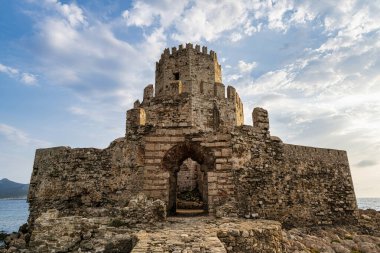Methoni Kalesi 'ndeki sekizgen Bourtzi Kulesi' nin ön girişine yakın çekim, Venedik tahkimatları ve sert taş işçiliğinin yer aldığı.