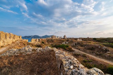 Methoni Kalesi 'ndeki kadim kemerli salonun ve savunma duvarlarının manzarası Venedik mimarisi ve kıyı çevresini vurguluyor..