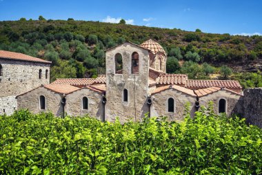 Yunanistan 'ın Messinia kentindeki Andromonastiro Manastırı' nın manzaralı manzarasında Bizans mimarisi, taş binalar, bir avlu ve yemyeşil alanlar sergileniyor.