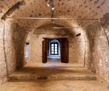 Yunanistan 'ın Messinia kentindeki Andromonastiro Manastırı' nda küçük bir taş oda, ahşap bir pencere, kemerli tavan ve aydınlatılmış bir sanat eseri sergisi yer alıyor..