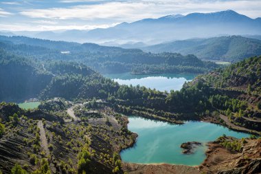 Mantoudi, Evia, Yunanistan yakınlarındaki turkuaz Maden Gölleri 'nin hava manzarası engebeli uçurumlar, çam ormanları ve sisli dağlarla çevrili..