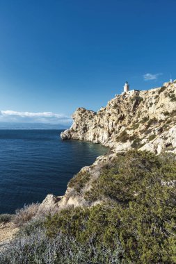 Heraion Deniz feneri olarak da bilinen Deniz feneri Melagavi, Yunanistan 'ın Loutraki kentindeki Korint Körfezi' nin üzerinde nefes kesici kıyı manzaralı engebeli bir uçurumun üzerinde duruyor..