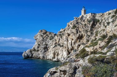 Heraion Deniz feneri olarak da bilinen Deniz feneri Melagavi, Yunanistan 'ın Loutraki kentindeki Korint Körfezi' nin üzerinde nefes kesici kıyı manzaralı engebeli bir uçurumun üzerinde duruyor..