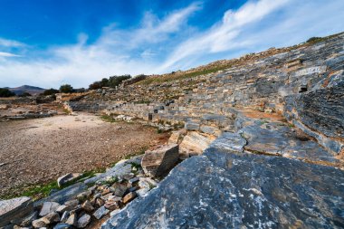Yunanistan 'ın Lavrio kenti yakınlarındaki Thorikos antik taş tiyatrosu. Lavreotiki 'nin tarihi gümüş madenleriyle bağlantılı, hayatta kalan en eski tiyatrolardan biri..