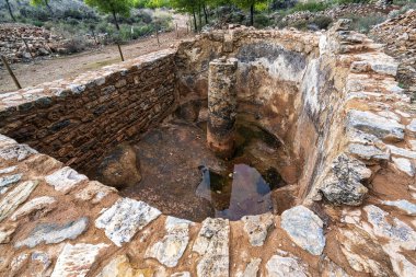 Yunanistan 'daki Lavrion gümüş madenlerinden kalma taş yapımı antik maden kuyusu, merkezi bir sütun ve su dolu bir havzaya sahip..