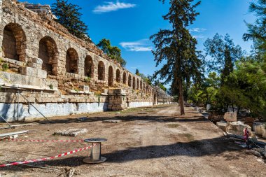 Yunanistan 'ın başkenti Atina' daki Akropolis 'in güney yamacında Eumenes Stoa' sı olarak bilinen antik Yunan sütunları.