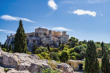 Yunanistan 'ın Atina kentindeki Akropolis manzarası, güneşli bir günde Propylaea ve Athena Nike Tapınağı da dahil olmak üzere antik kalıntıları gösteriyor.