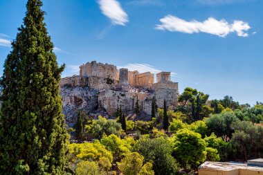 Yunanistan 'ın Atina kentindeki Akropolis manzarası, güneşli bir günde Propylaea ve Athena Nike Tapınağı da dahil olmak üzere antik kalıntıları gösteriyor.