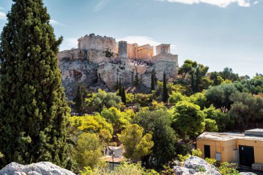 Yunanistan 'ın Atina kentindeki Akropolis manzarası, güneşli bir günde Propylaea ve Athena Nike Tapınağı da dahil olmak üzere antik kalıntıları gösteriyor.