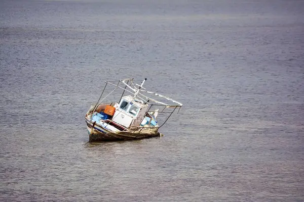 Eski, eğik balıkçı teknesi Vourkari Bataklıkları 'nda kısmen sığ sulara batmış. Çürüme ve yalnızlık manzarası yaratıyor..