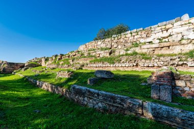 Eleusis 'teki antik tiyatronun katmanlı taş duvarı, muhtemelen Eleusinian Gizemleri' ne bağlı toplantı ve ayinler için kullanılıyor..