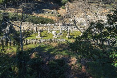 Oropos Amphiaraeion 'daki Stoa' dan yükseltilmiş görüntü bir zamanlar ormanlık bir sığınakta kuluçka ayini için kullanılıyordu..