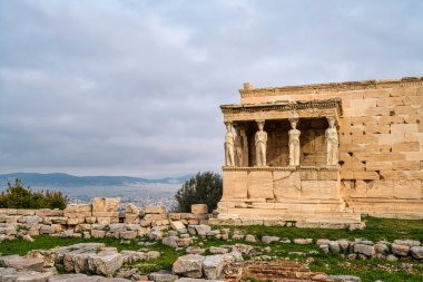 Atina Akropolü 'ndeki Echtheion Tapınağı' nda antik harabelere ve aşağıdaki şehre tepeden bakan ikonik Caryatid heykelleri yer alıyor..