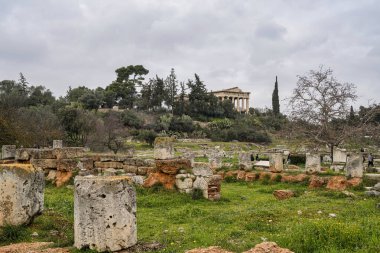 Atina, Yunanistan - 2 Mart 2025: Agora 'nın antik taş kalıntıları, gözleri ağaçlar ve yeşilliklerle çevrili Hephaestus Tapınağı' na yöneltti.