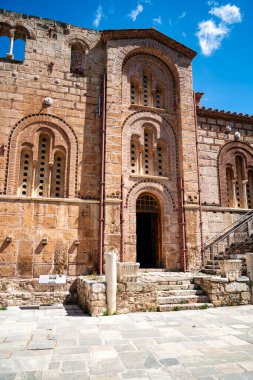 Yunanistan 'daki the Holy Manastırı' nın tarihi cephesinde karmaşık Bizans taş işçiliği, kemerli pencereler ve dini miras sergileniyor.