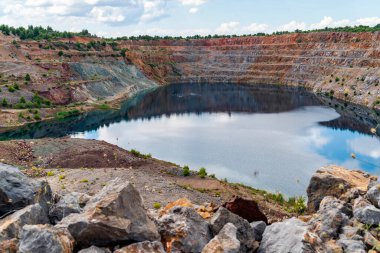 Evia 'daki Larko madencilik kraterinin içinde oluşan yapay bir su kütlesi olan Triadas Gölü' nün geniş görüşü kayalık teraslarla çevrili..