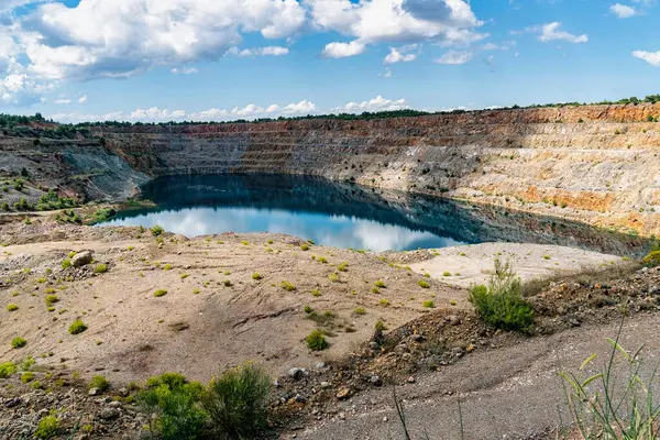 Evia 'daki Larko madencilik kraterinin içinde oluşan yapay bir su kütlesi olan Triadas Gölü' nün geniş görüşü kayalık teraslarla çevrili..