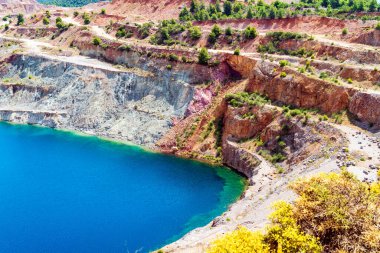 Yunanistan 'ın Evia kentindeki kayalık yamaçlar ve seyrek yeşilliklerle çevrili Triadas Gölü' ndeki turkuaz suların canlı bir görüntüsü.