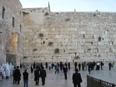 Kudüs 'te ağlama duvarının yanında dua eden insanlar