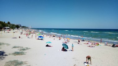 Karadeniz kıyısındaki sahilde yaşayan insanlar.