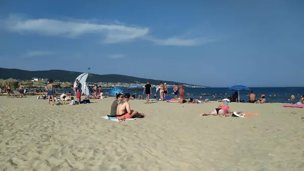 Karadeniz kıyısındaki sahilde yaşayan insanlar.