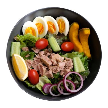 Yumurtalı ton balığı salatası, domates, balkabağı, marul, salatalık ve soğan beyaz arka planda izole edilmiş.