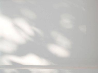 Boş odada, ışık ve gölgeli gri beton duvar dokusu.