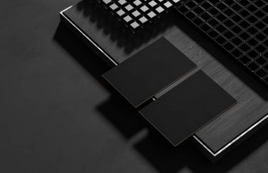 Siyah kartvizit, karanlık arka planda izole edilmiş. 3B illüstrasyon