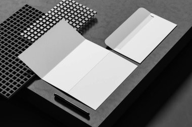 Kağıt kaplamalı zarf koyu arka planda izole edilmiş. İş kimliği, karanlık arka planda izole edilmiş. 3B illüstrasyon. 