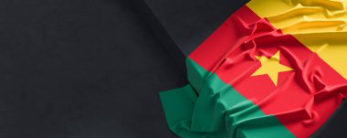 Kamerun bayrağı. Kumaş desenli Kamerun bayrağı koyu arkaplanda izole edilmiş. 3B illüstrasyon