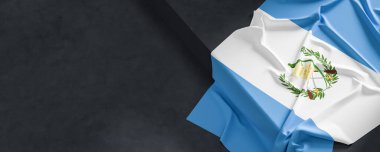 Guatemala bayrağı. Kumaş desenli Guatemala bayrağı koyu arkaplanda izole edilmiş. 3B illüstrasyon