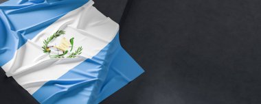 Guatemala bayrağı. Kumaş desenli Guatemala bayrağı koyu arkaplanda izole edilmiş. 3B illüstrasyon