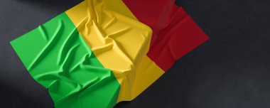 Mali bayrağı. Kumaş desenli Mali bayrağı koyu arkaplanda izole edilmiş. 3B illüstrasyon