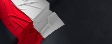 Monako bayrağı. Kumaş desenli Monako bayrağı koyu arkaplanda izole edilmiş. 3B illüstrasyon